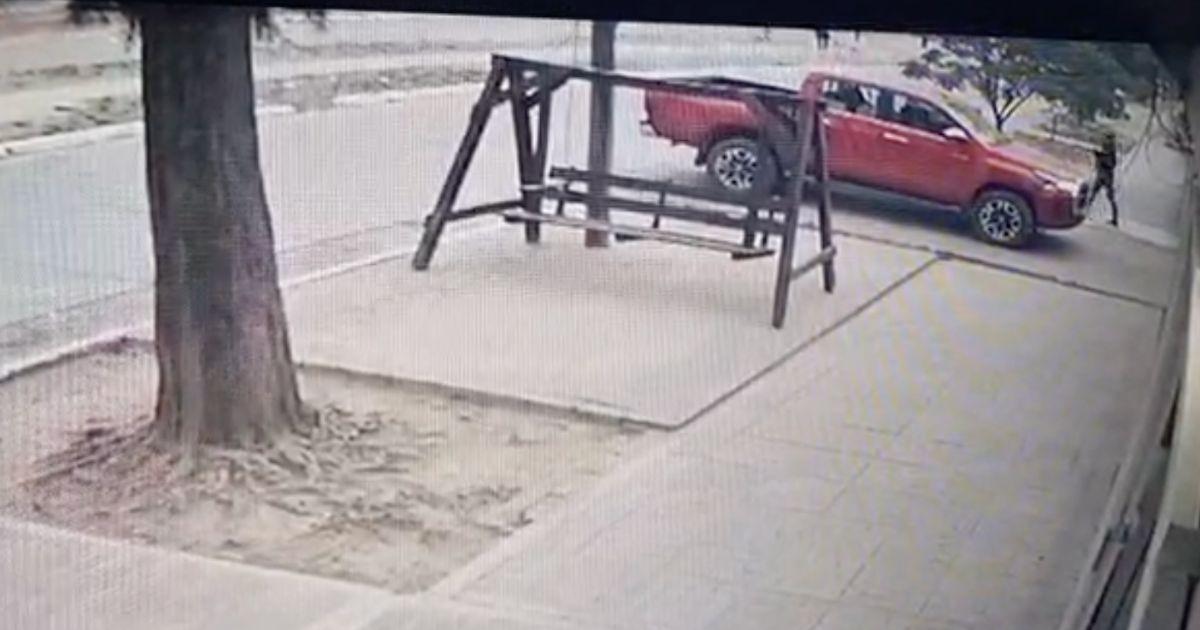 La adolescente subió al vehículo y salió con rumbo desconocido