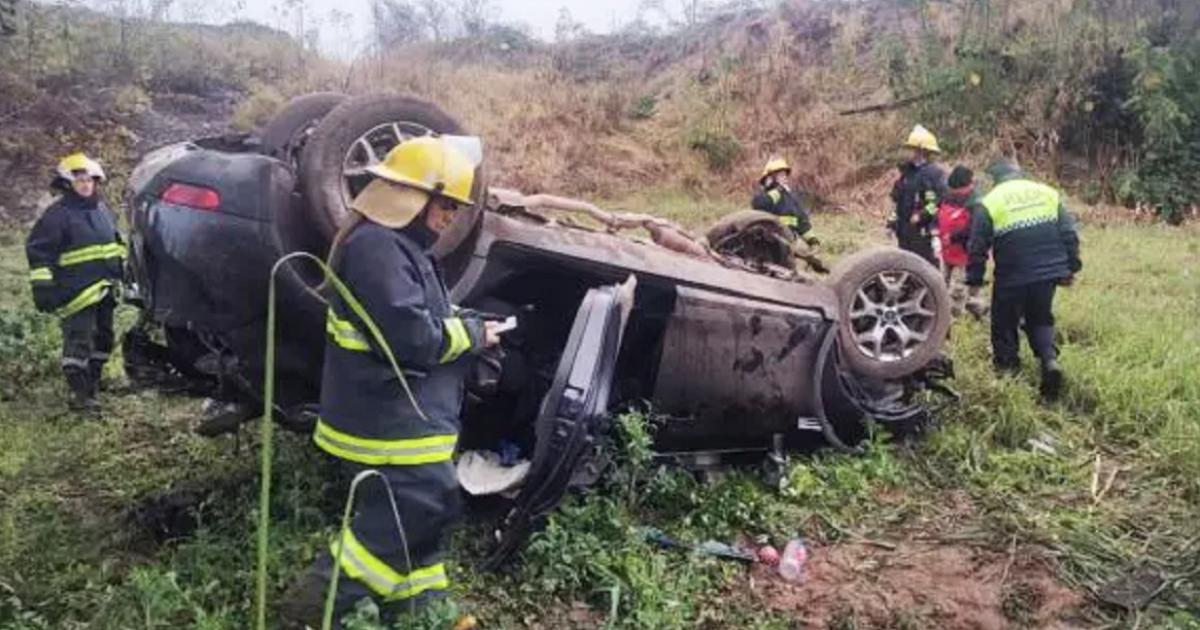Ruta 38- una camioneta cayoacute al vaciacuteo con cinco ocupantes entre ellos un bebeacute
