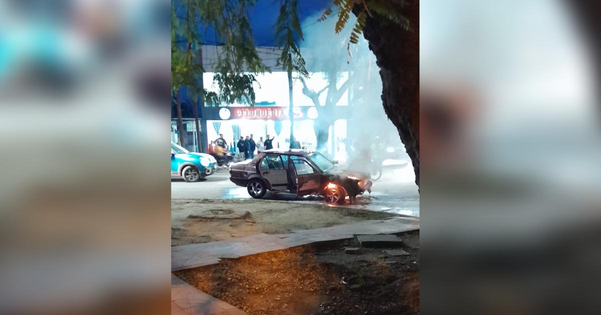 VIDEO Milagro en avenida Independencia- un auto se incendioacute en marcha y la familia logroacute salir a tiempo