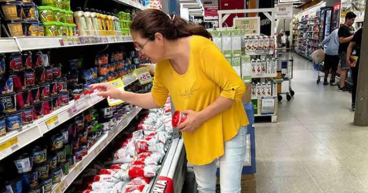 Cayoacute 43-en-porciento- el consumo interanual y precios suben 3-en-porciento- en lo que va del mes