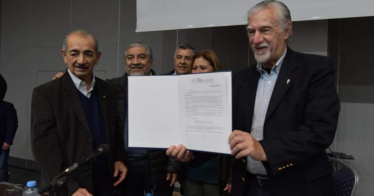 Presentaron el libro Almas Quemadas en el Foacuterum