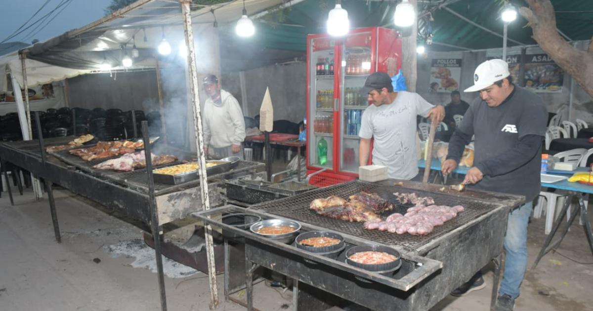 INFALTABLE Puestos de venta de comida típica una gran postal