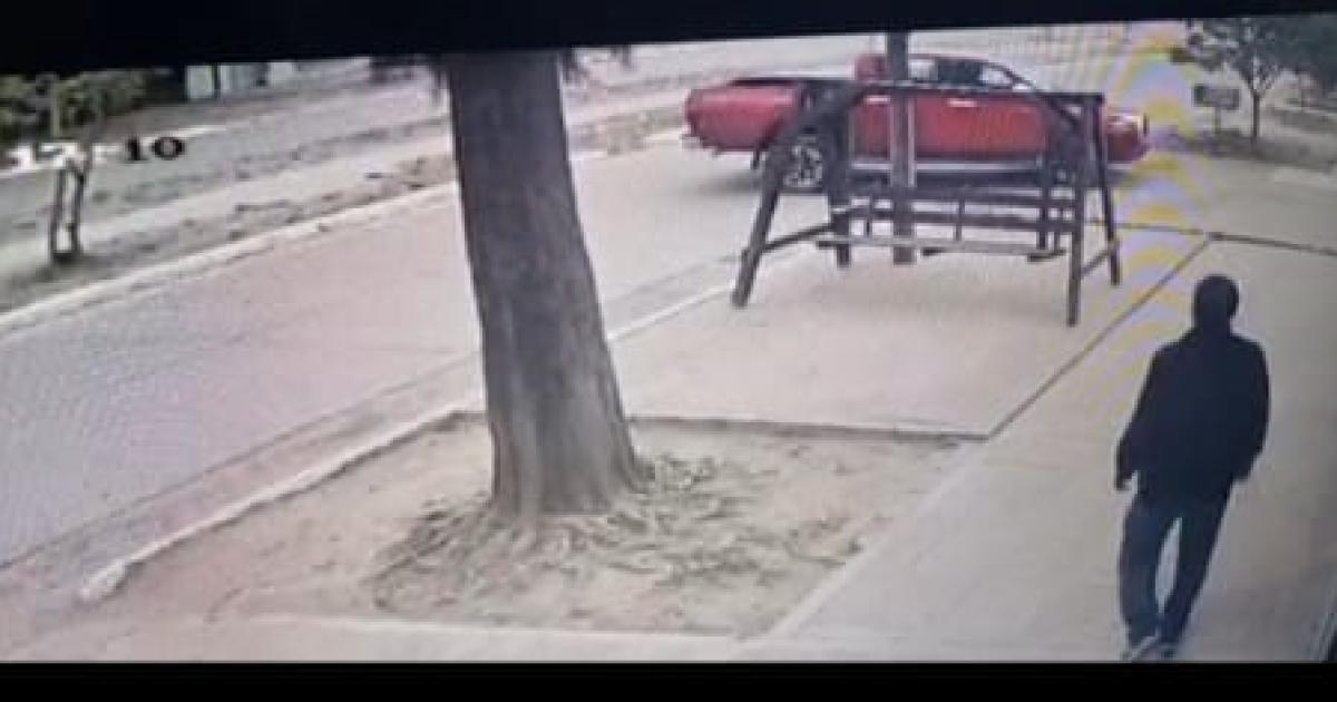 INFRAGANTI- La joven tomó el mando de la 4 x 4 puso en reversa y se mandó por la ruta 16 Detrs a elevada velocidad la persiguieron el propietario y un patrullero de la seccional 22