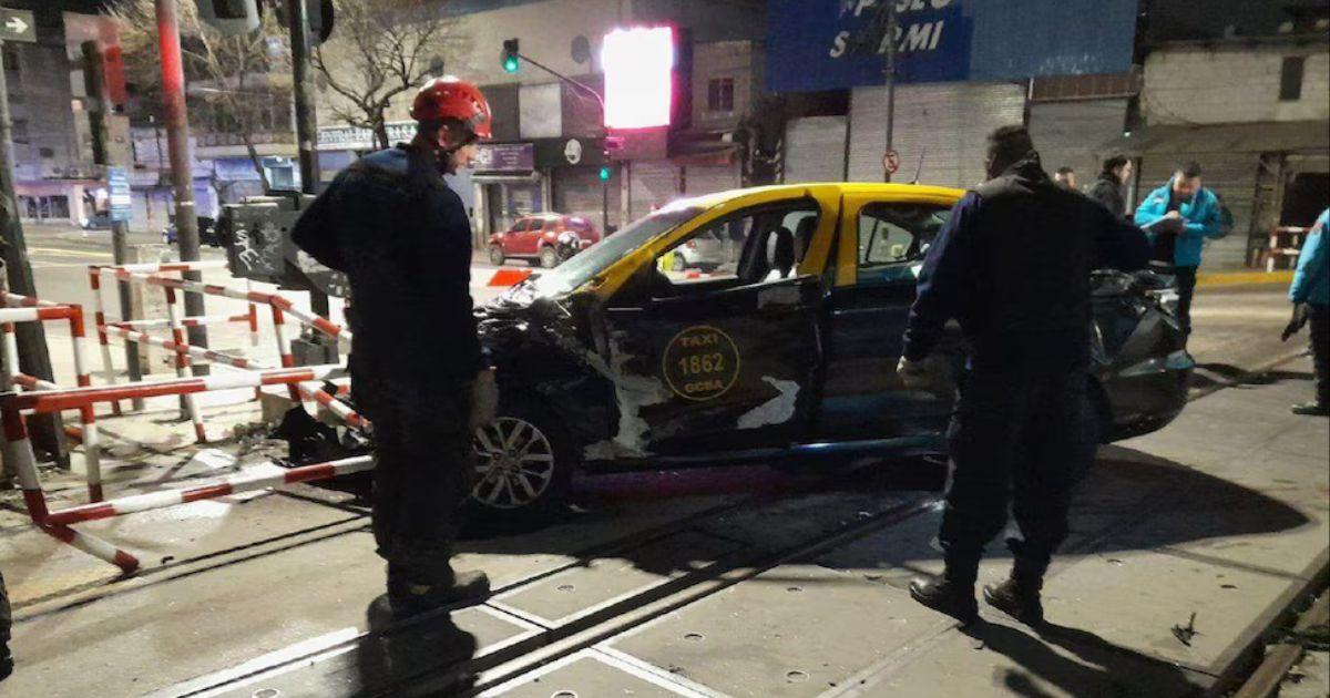 El taxi quedó con considerables daños materiales
