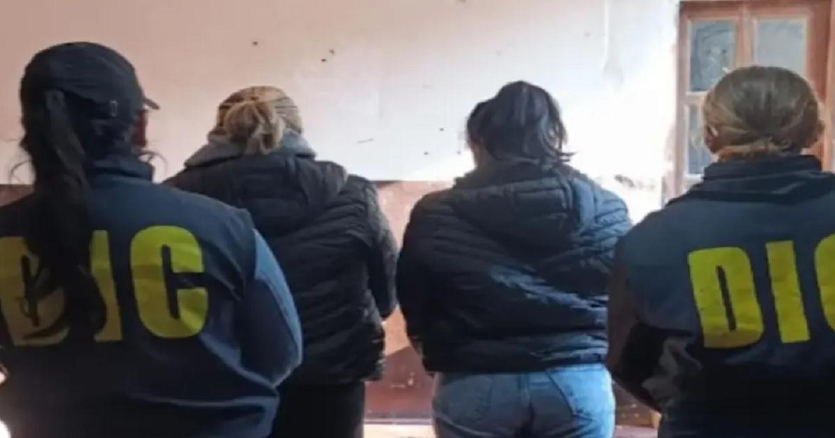 Detuvieron a dos mujeres por extorsionar a un hombre con un video iacutentimo 