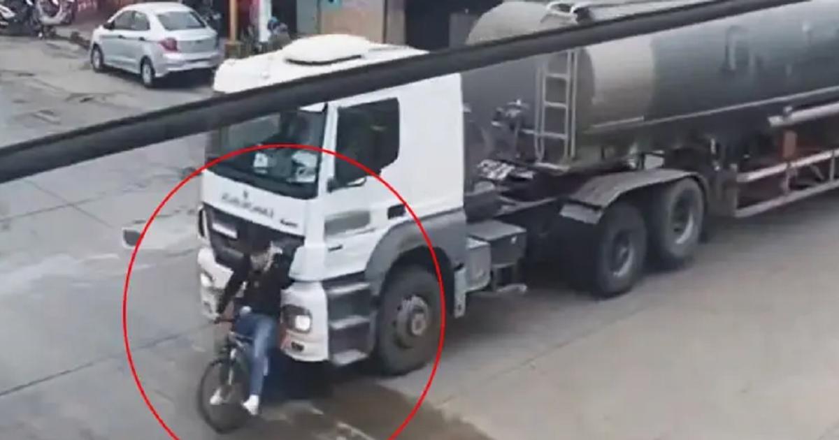 VIDEO- un ciclista fue embestido por un camioacuten cisterna y arrastrado varios metros