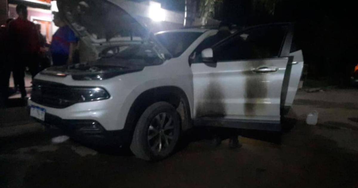 Prenden fuego a camioneta de la directora de escuela que denuncioacute un abuso sexual