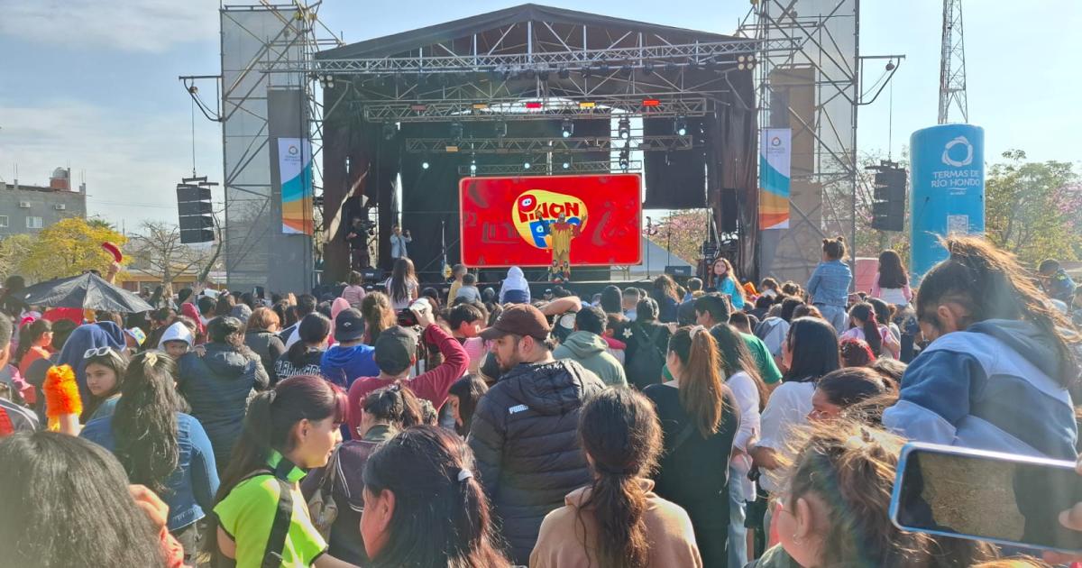 Miles de termenses disfrutaron de la actuacioacuten de Pintildeoacuten Fijo