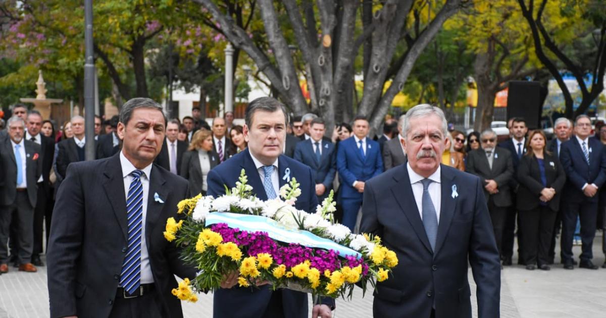 Emotivo acto a 175 aniversario del fallecimiento del General San Martiacuten