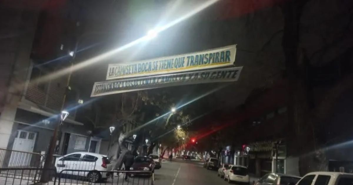 La hinchada habloacute- aparecioacute un pasacalles con un fuerte mensaje para los jugadores de Boca