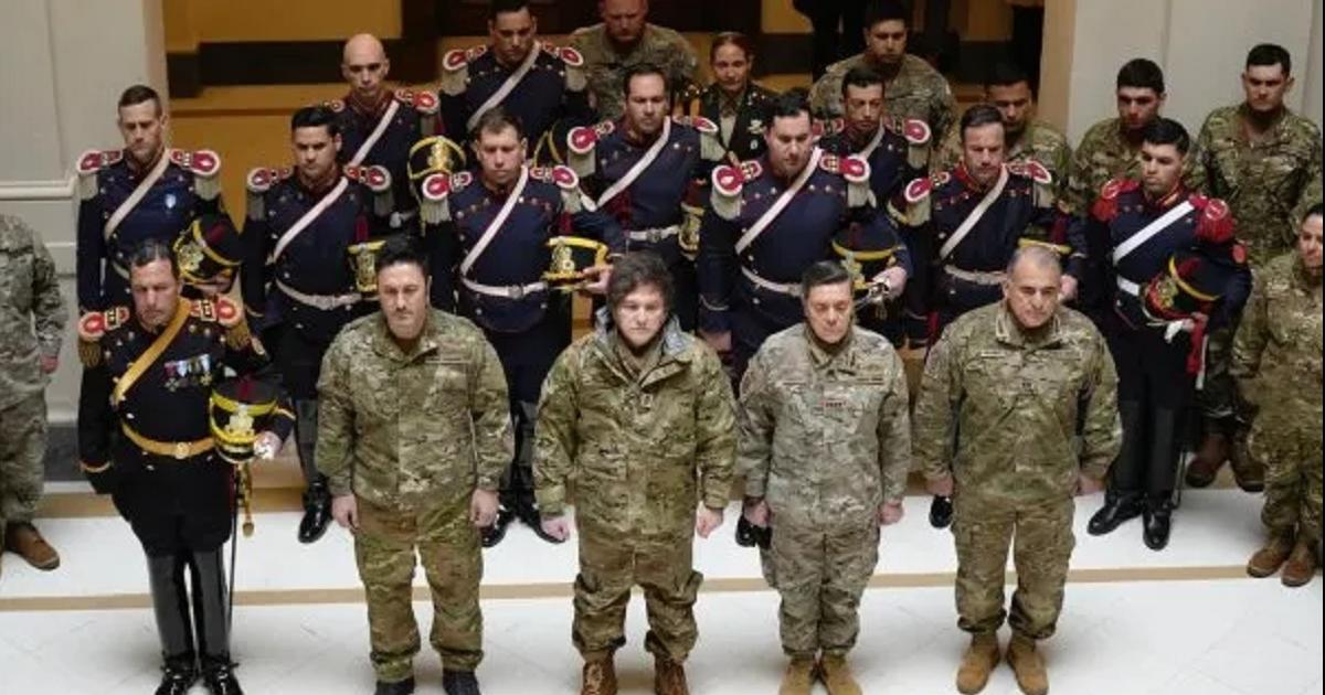 Sin acto oficial por el 17 de agosto Milei compartioacute un almuerzo con los Granaderos 