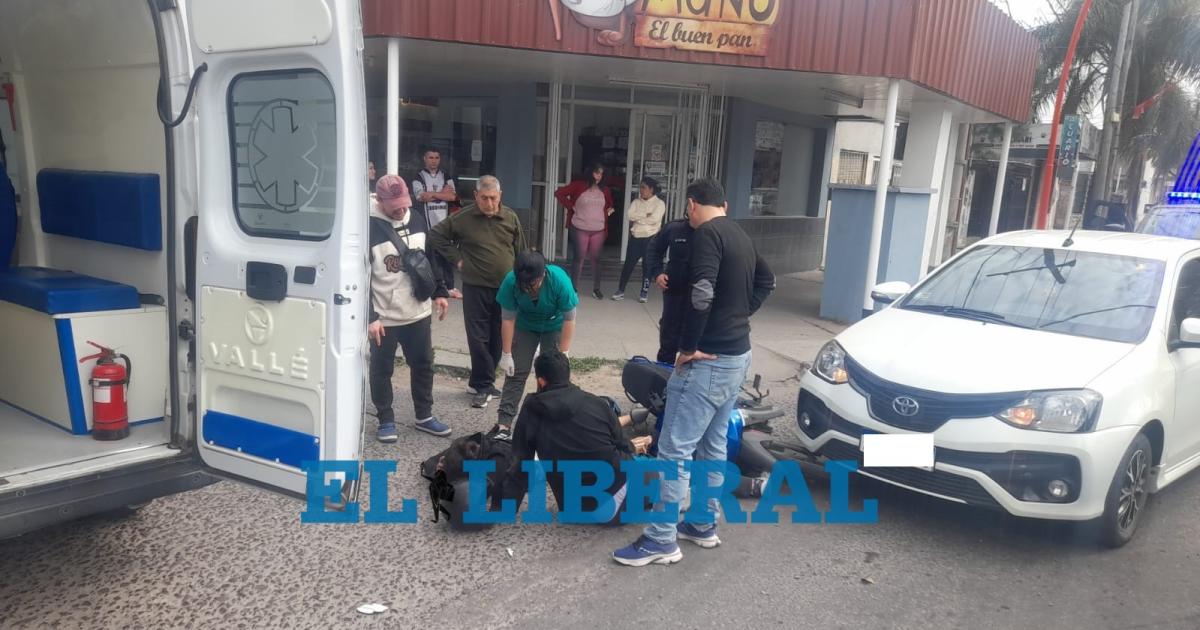 Dos motociclistas resultaron heridos al colisionar con un auto