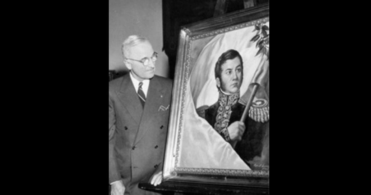 El presidente Truman recibiendo el obsequio del retrato de San Martín que colocó en la Casa Blanca