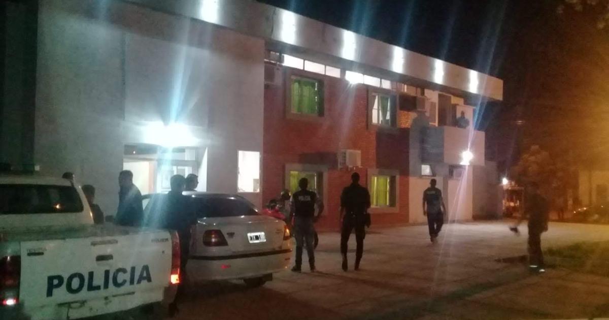 REVUELO MASIVO- Los policías de la 22 trabajaron entre la noche del sbado y madrugada de la víspera Se viene la autopsia a requerimiento del fiscal Gabriel Gómez