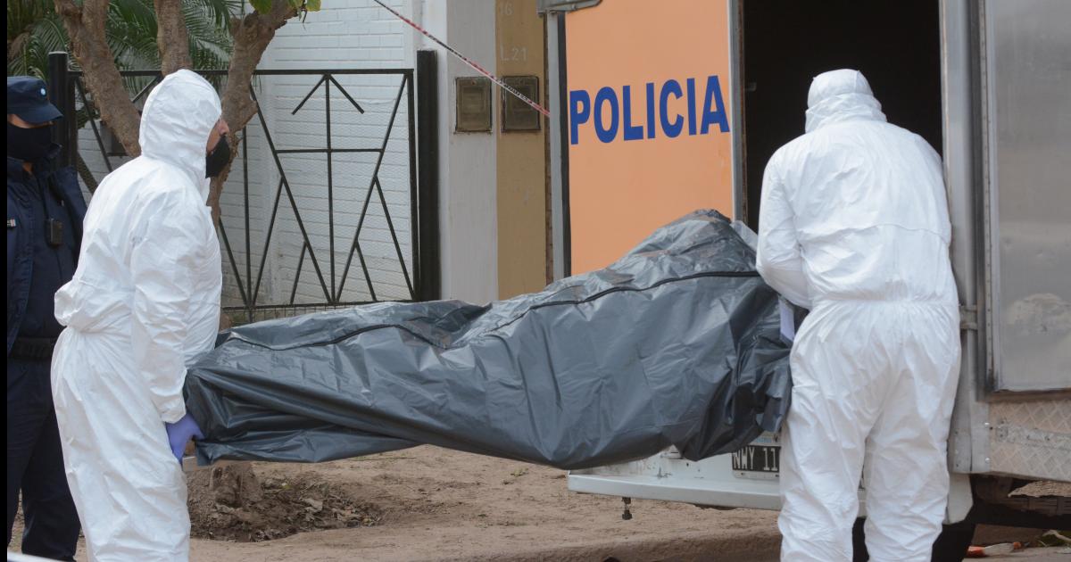 Salioacute al patio de su casa y encontroacute a su padre ahorcado de un aacuterbol