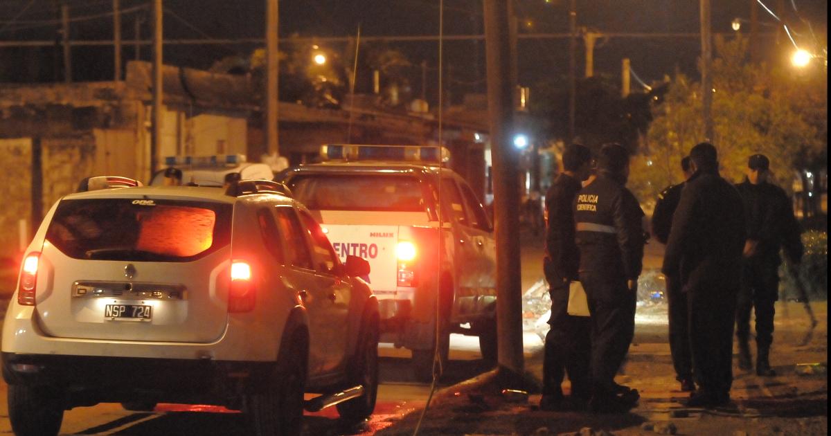 Violencia sin fin- dos bandas antagoacutenicas se enfrentaron y a su paso destrozaron vehiacuteculos