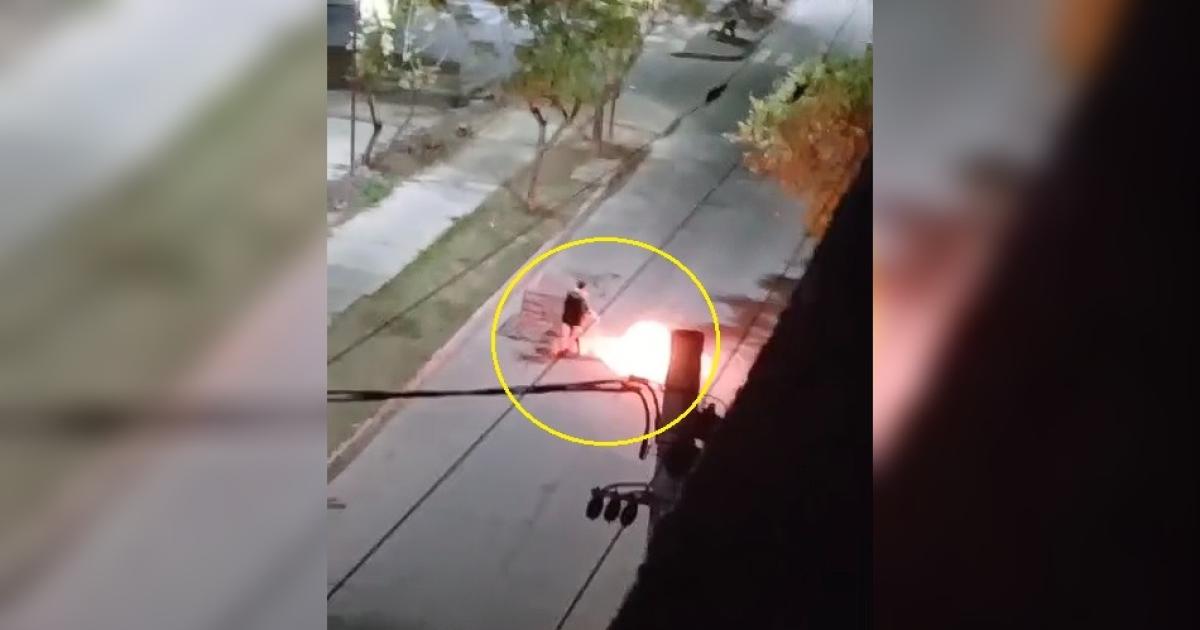 VIDEO Insoacutelita escena en plena madrugada- pateoacute un tacho de fuego en Av Coloacuten y quedoacute todo registrado