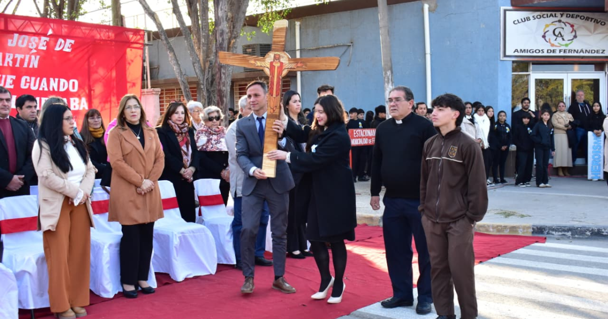 El cura  prroco local Presbítero Vicente Avellaneda hizo entrega de la Cruz del Jubileo a las autoridades