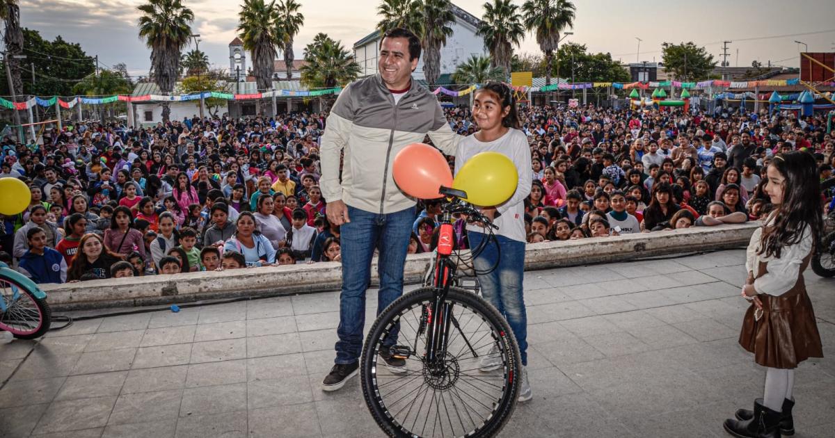 Una multitudinaria fiesta del Diacutea del Nintildeo se realizoacute en Clodomira