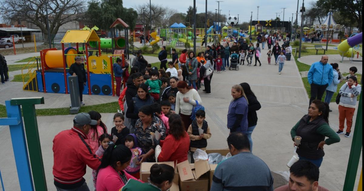 Miles de nintildeas y nintildeos frienses pusieron brillo color y alegriacutea a su diacutea