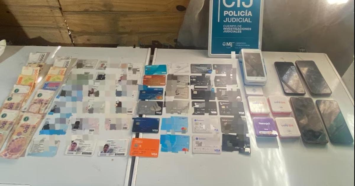 Un falso taxista fue detenido por robar tarjetas a pasajeros alcoholizados y usarlas para fraudes millonarios