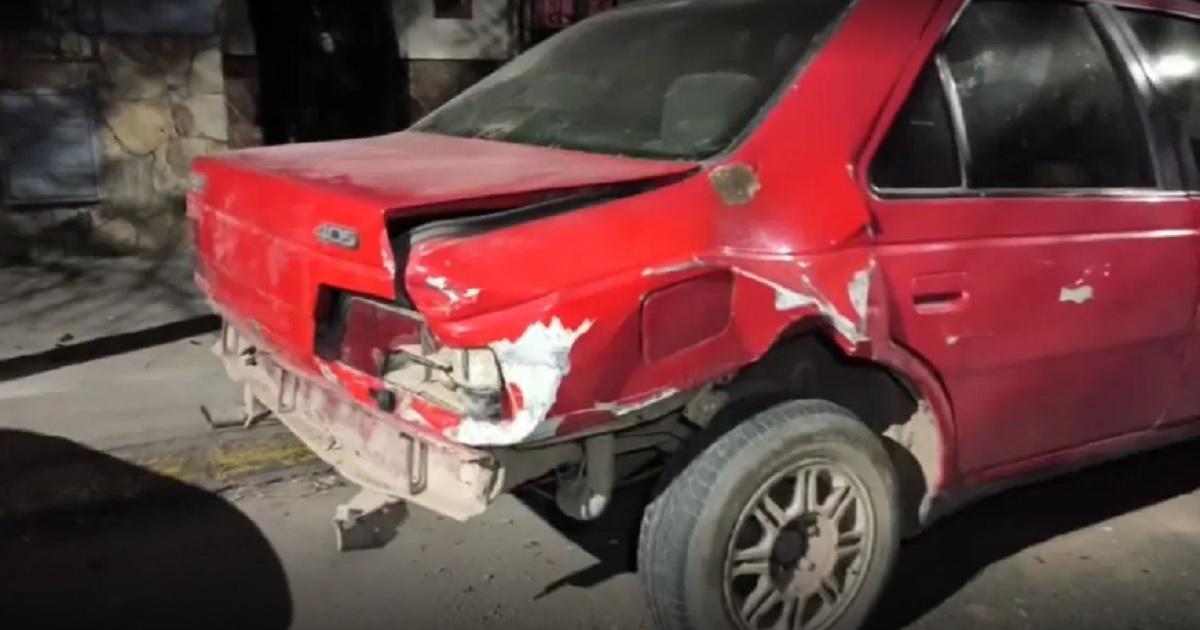 Un conductor chocoacute dos autos casi atropella a dos peatones y se fugoacute