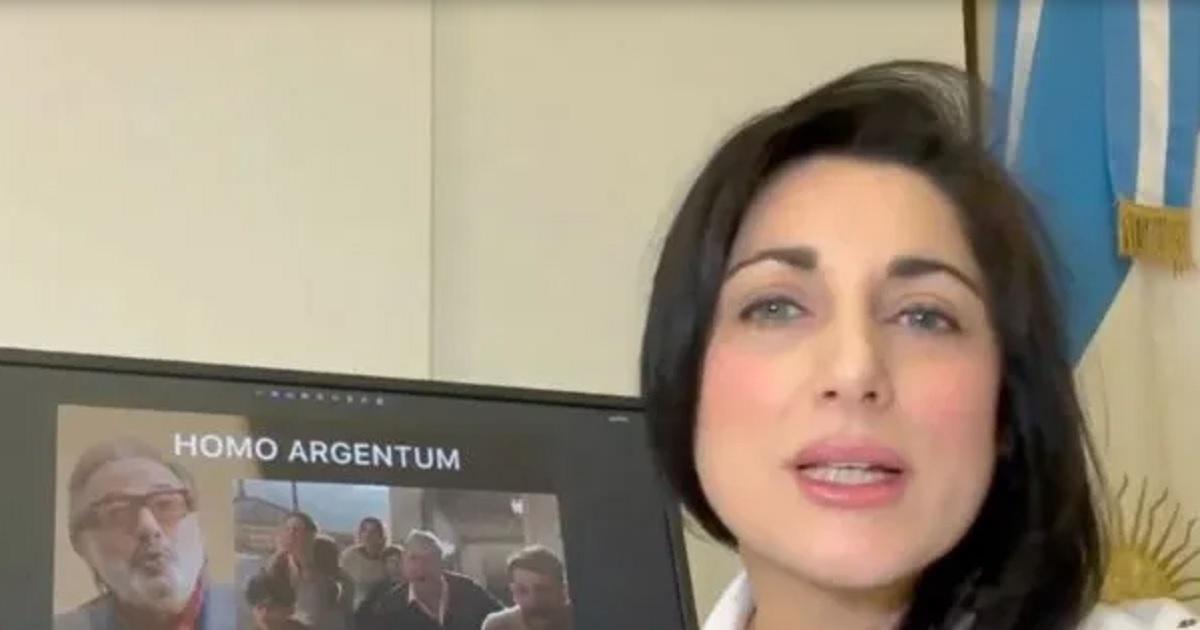 Juliana Santillaacuten promocionoacute Homo Argentum y volvioacute a equivocarse al escribir