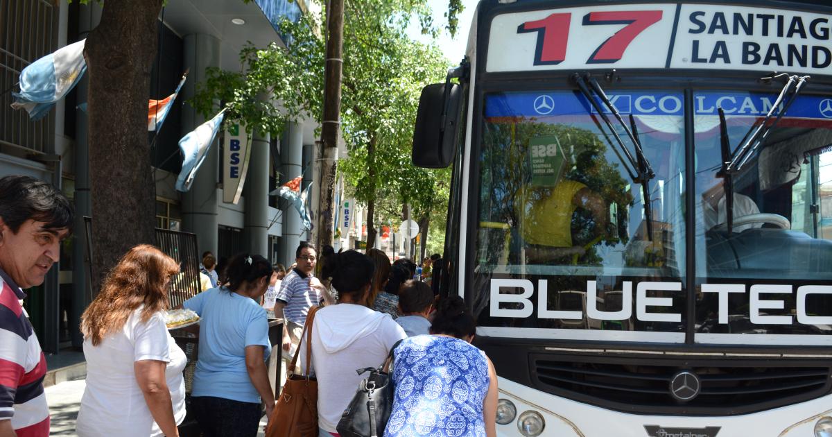 Los concejales de la Capital y La Banda votaraacuten la suba del boleto uacutenico de colectivos a 950