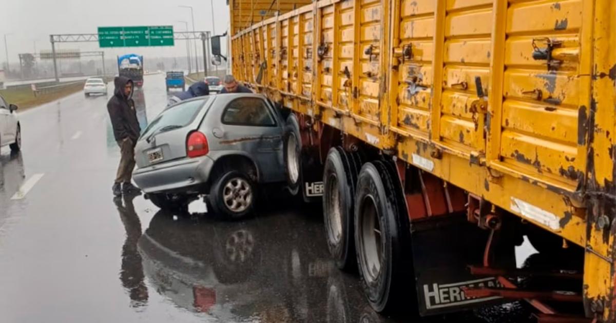 Se incrustó con el auto debajo de un camión  y se salvó de milagro