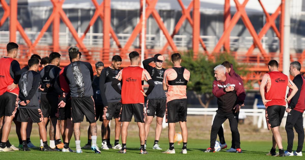 De Felippe espera por Moyano y analiza la posibilidad de poner tres centrales