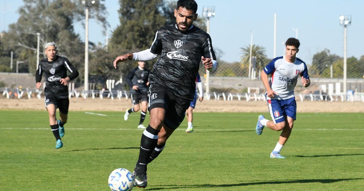 De Felippe espera por Moyano y analiza la posibilidad de poner tres centrales