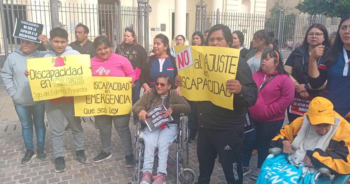 Decenas de personas se congregaron en la Plaza Libertad de la capital provincial para alzar la voz en contra del veto presidencial