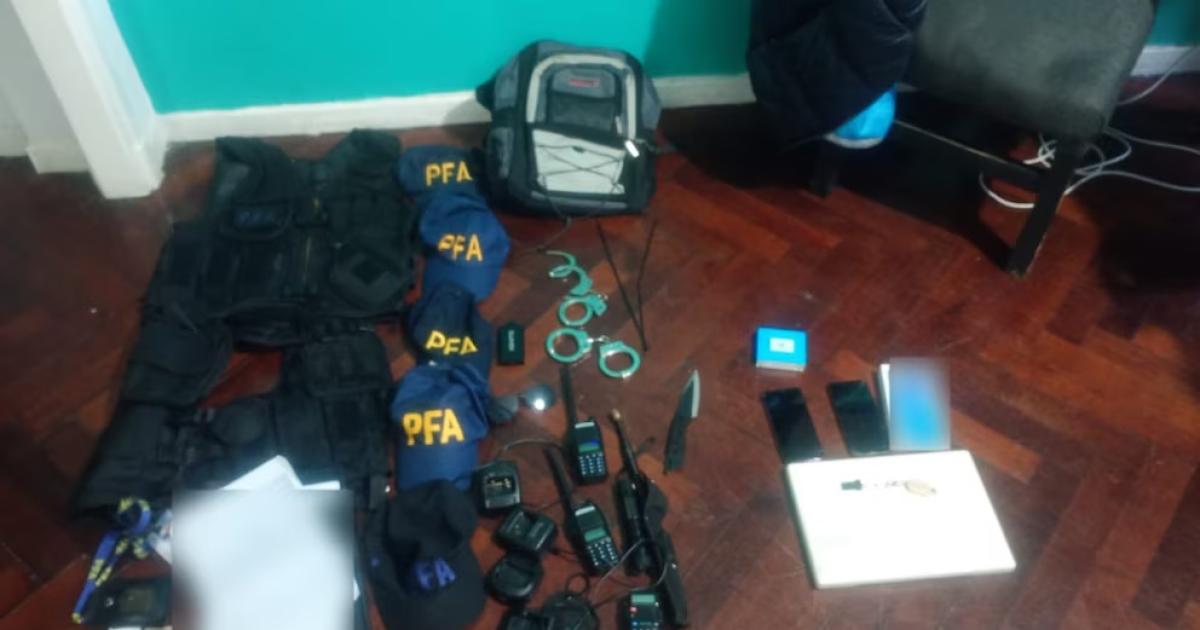 Detuvieron a un falso policía acusado de liderar una banda de robos con credenciales truchas