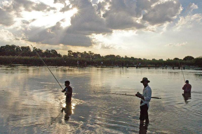 DESAZÓN Numerosos pescadores volvieron de las aguas del Dulce sin capturas en los �ltimos tiempos