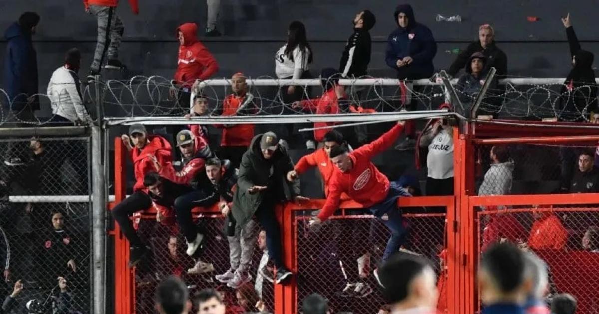 VIDEO- suspenden el partido entre Independiente y Universidad de Chile por incidentes