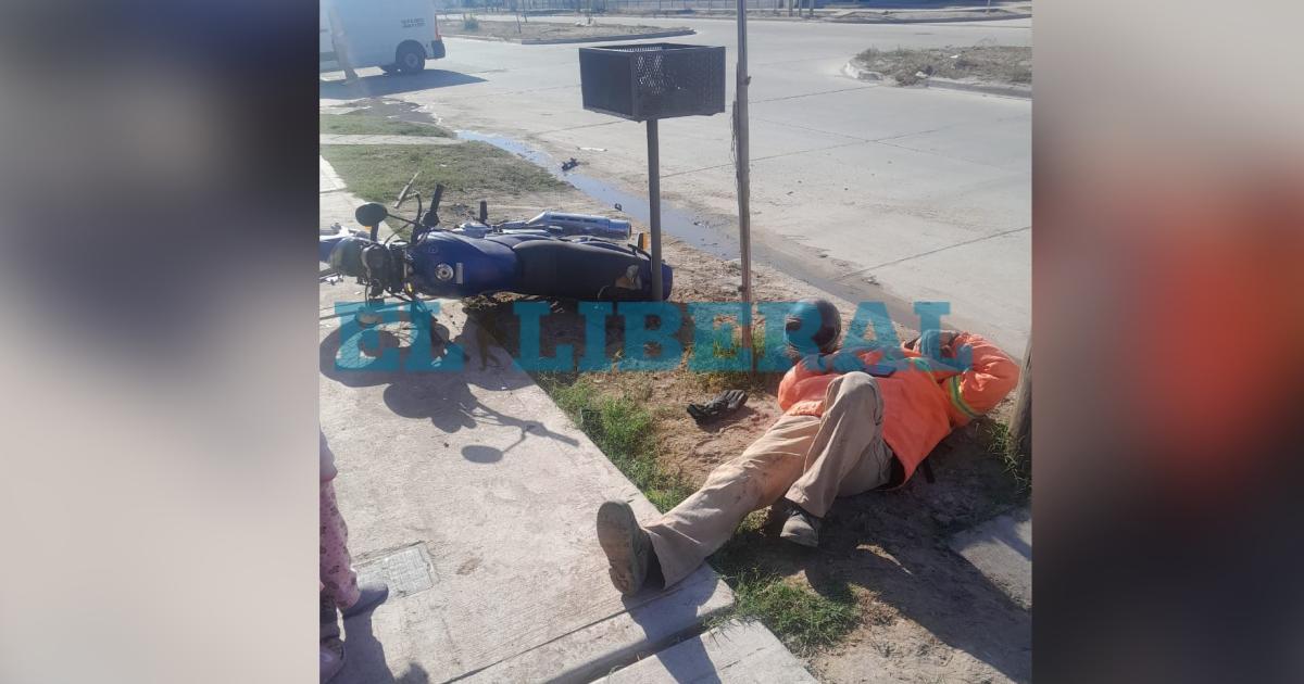 El motociclista quedó tendido en la vereda de uno de los dplex