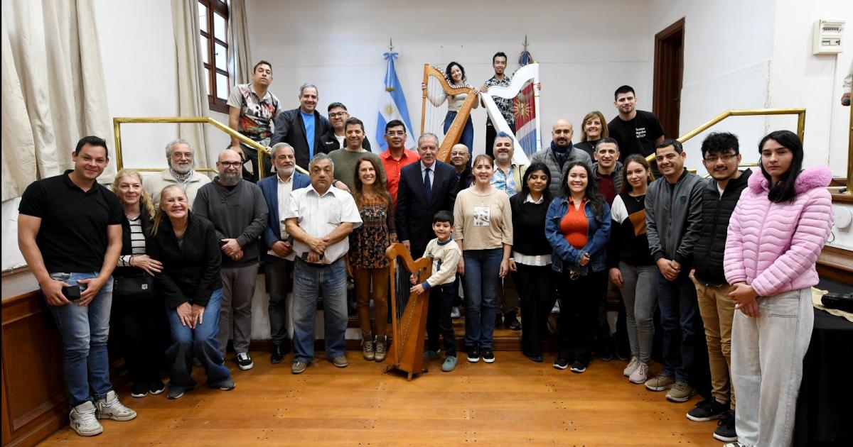 El jefe  de Gabinete recibioacute a artistas que participaraacuten del encuentro Mishquila de Arpas