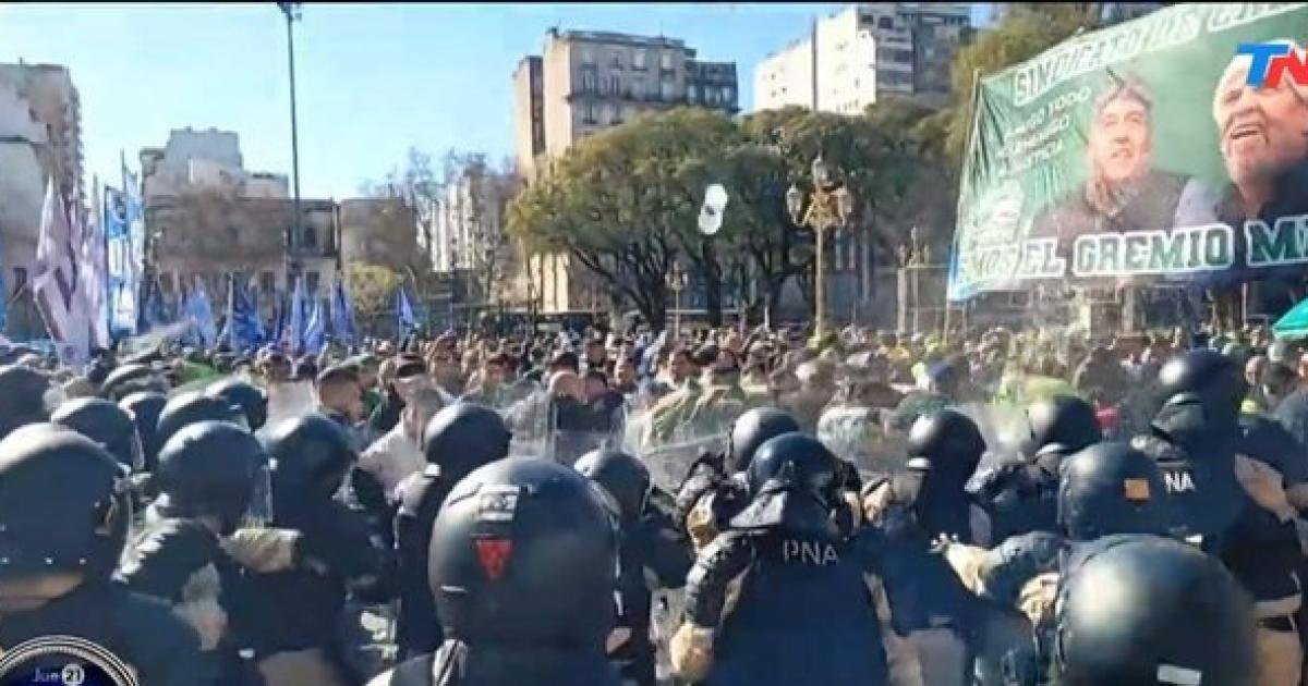 VIDEO  Tensioacuten frente al Congreso- Gendarmeriacutea avanzoacute sobre manifestantes mientras el Senado debate