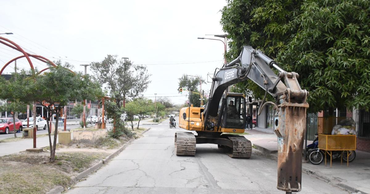 Corte de traacutensito en Av Coloacuten por avance de repavimentacioacuten entre San Martiacuten y Pedro Leoacuten Gallo