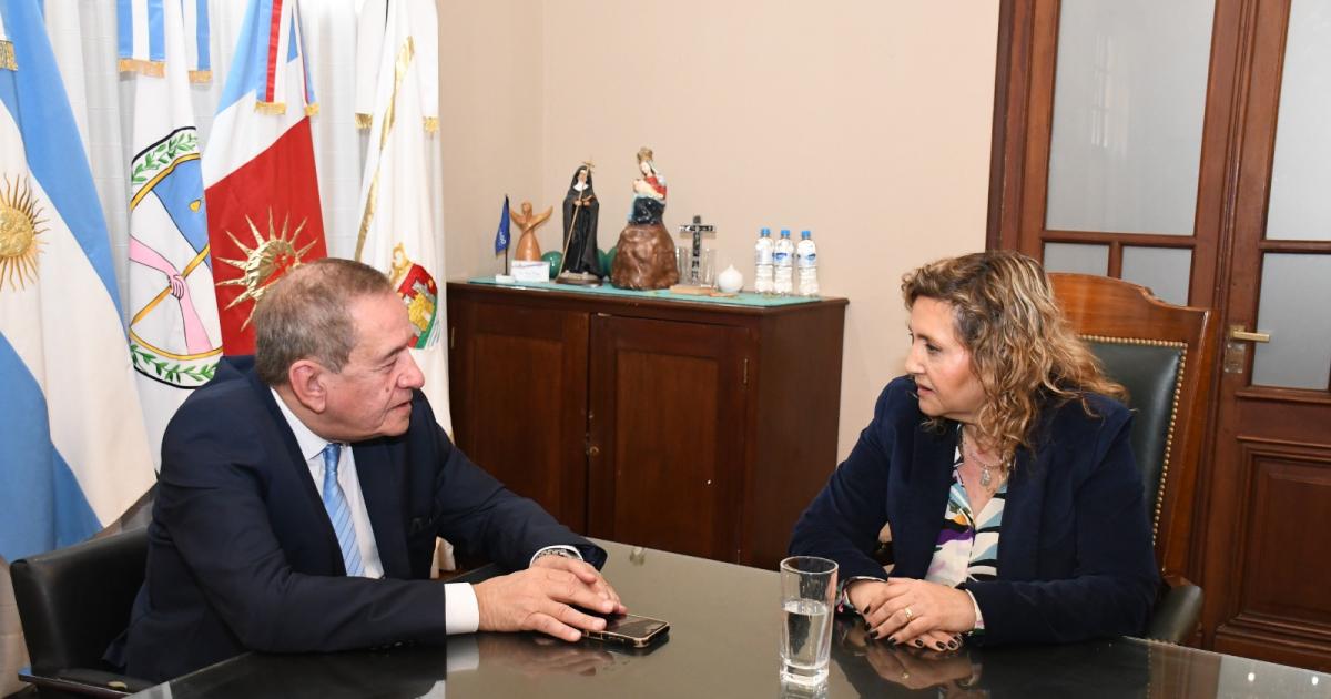 La intendente Fuentes recibioacute en el saloacuten de acuerdos al Defensor del Pueblo