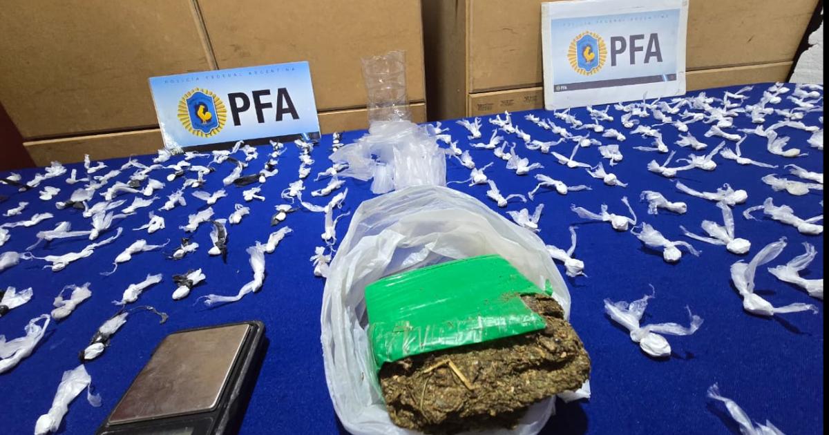 Barrio Sarmiento- capturan a dos dealers y secuestran gran cantidad de cocaiacutena y marihuana 