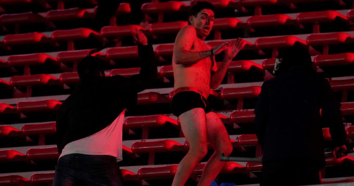 VIDEOS  Cancelan el partido entre Independiente y la U de Chile por graves incidentes