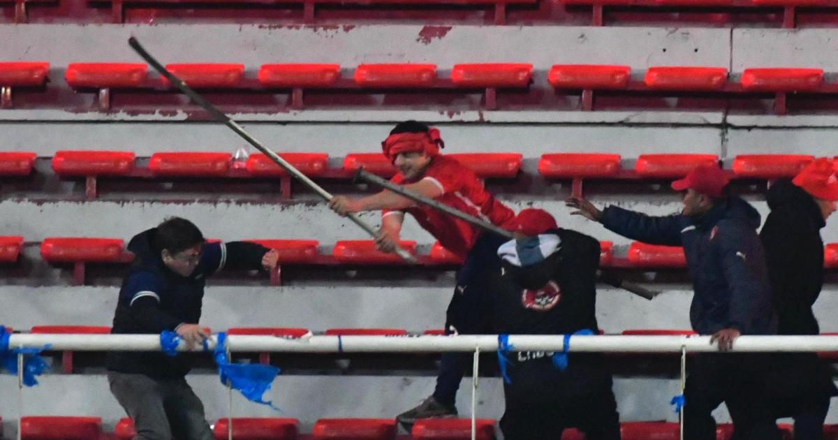 VIDEOS  Cancelan el partido entre Independiente y la U de Chile por graves incidentes