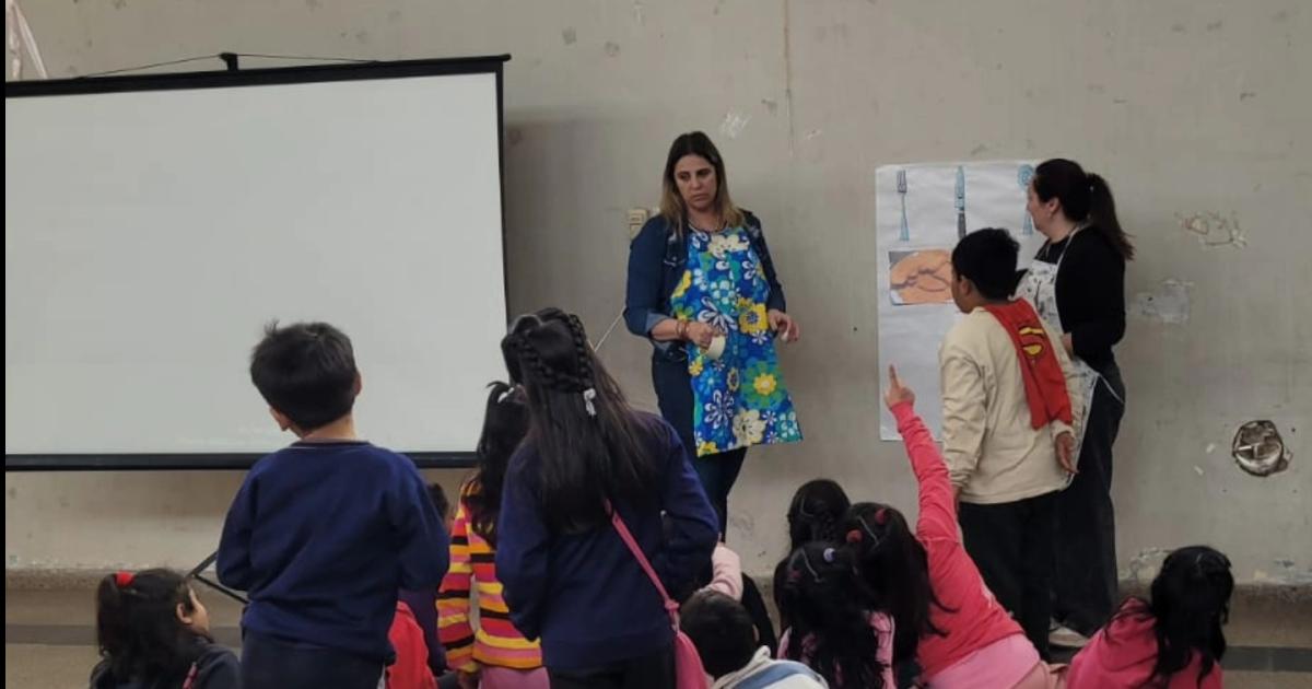 Hogar Eva Perón- capacitan a los niños en hbitos de alimentación