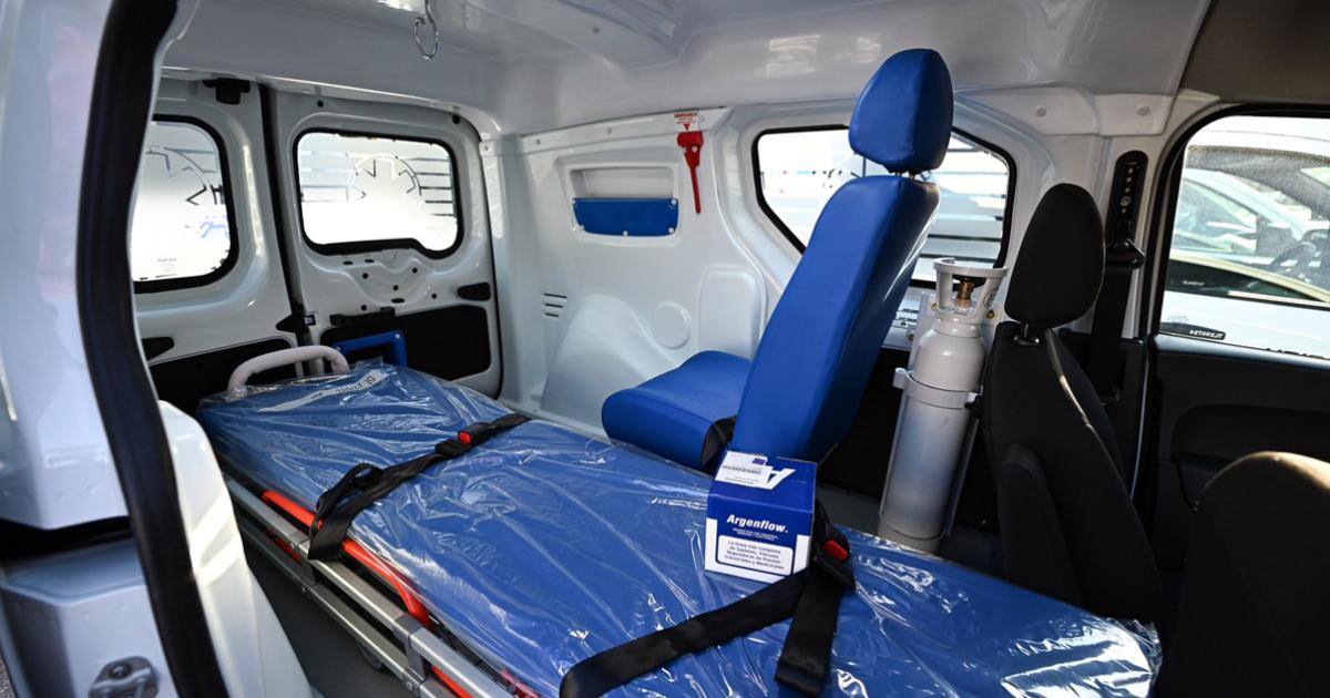 Autoridades destacan la entrega de ambulancia al Hospital de Pinto