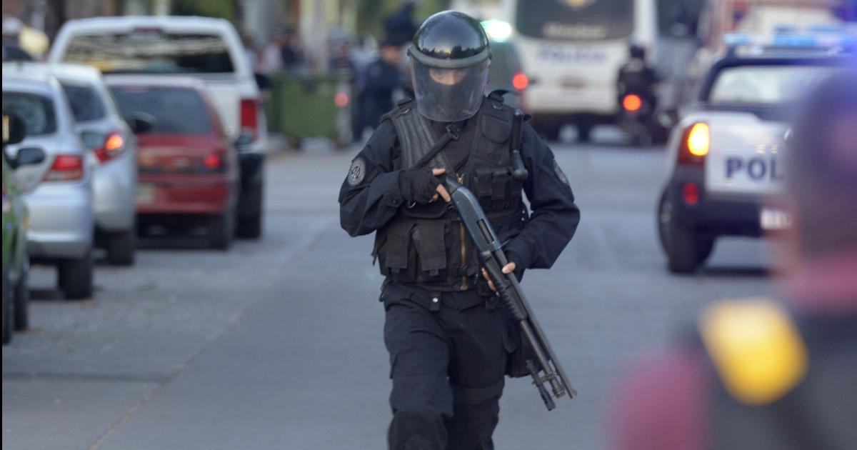 PRONTUARIO- La falsa letrada había engañado a casi un centenar de personas Alardeaba de un cmulo de actividades Obtenía el primer cobro y desaparecía del mapa Acaba de ser retirada del mercado