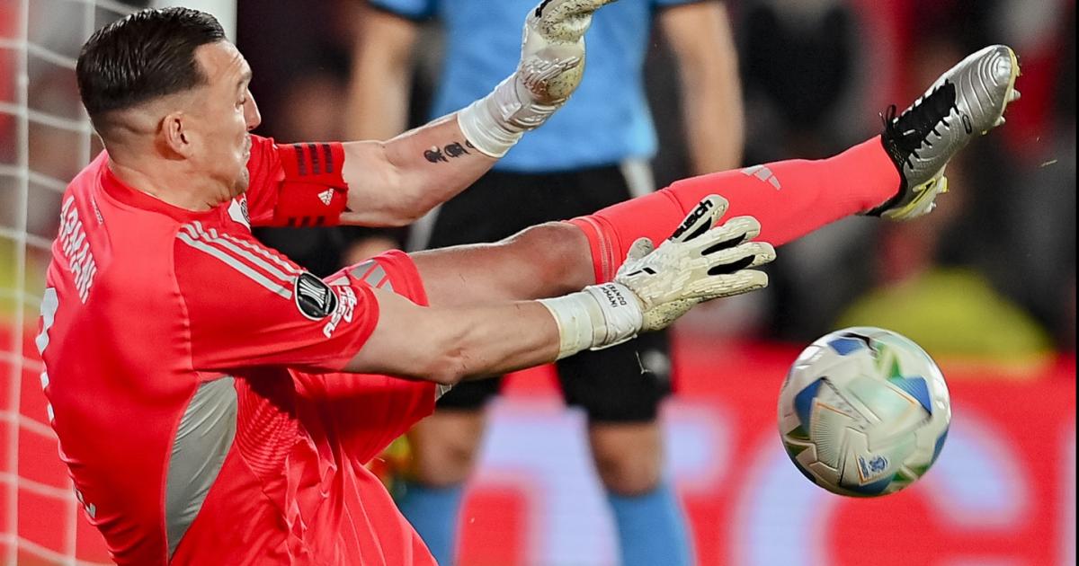 River con Armani de figura eliminoacute a Libertad en los penales y estaacute en cuartos