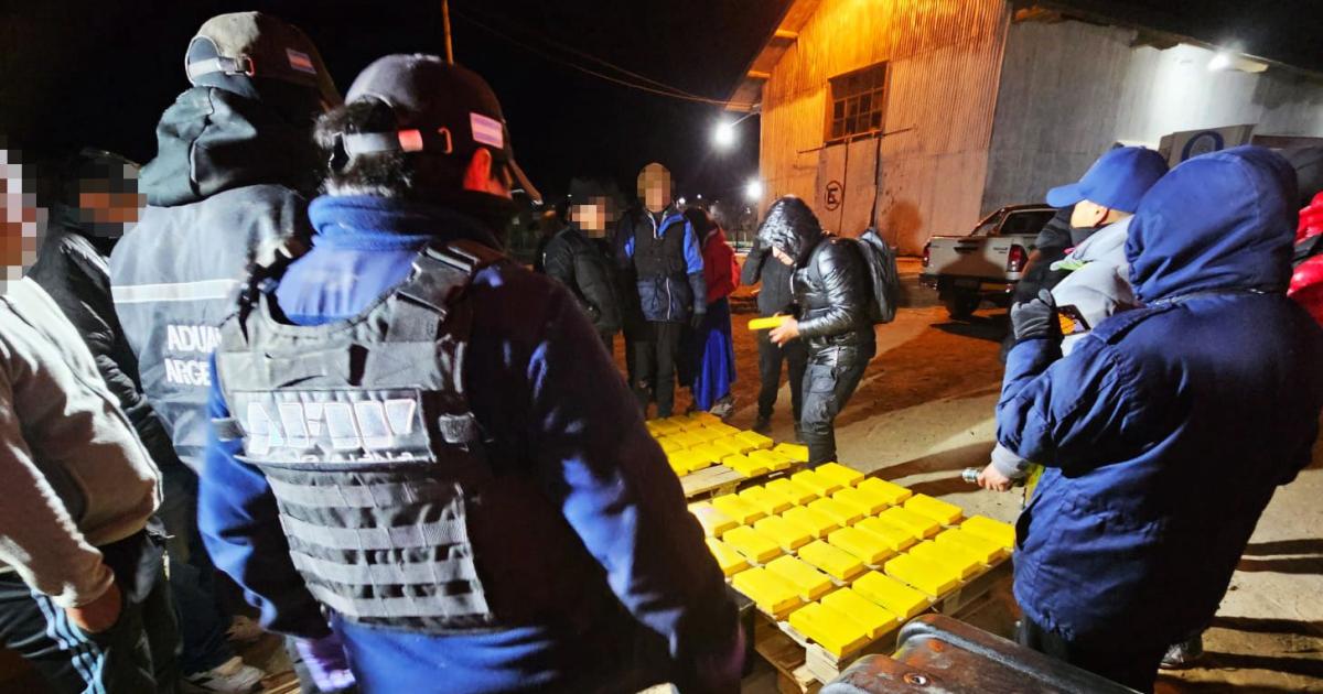 Interceptan camioacuten con maacutes de 52 kilos de cocaiacutena ocultos en el tanque de combustible 