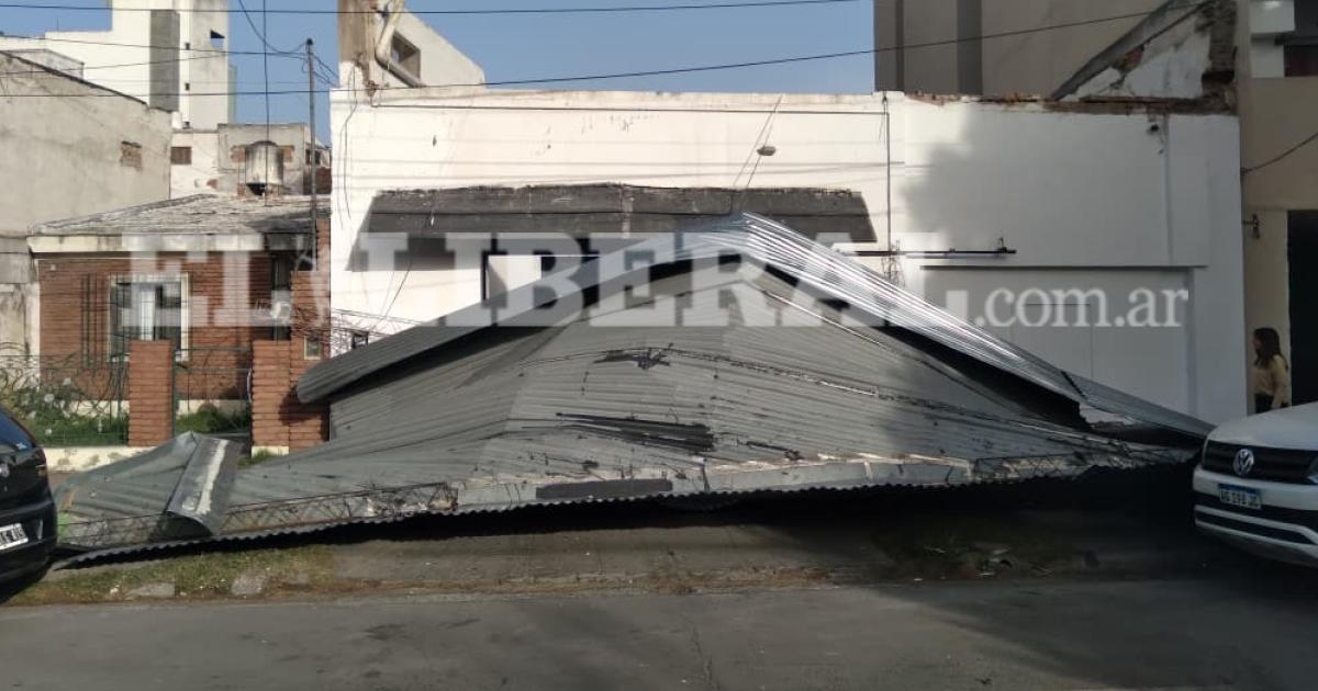 Terrible susto- las intensas raacutefagas de viento provocan la caiacuteda de un tinglado en Av Alsina