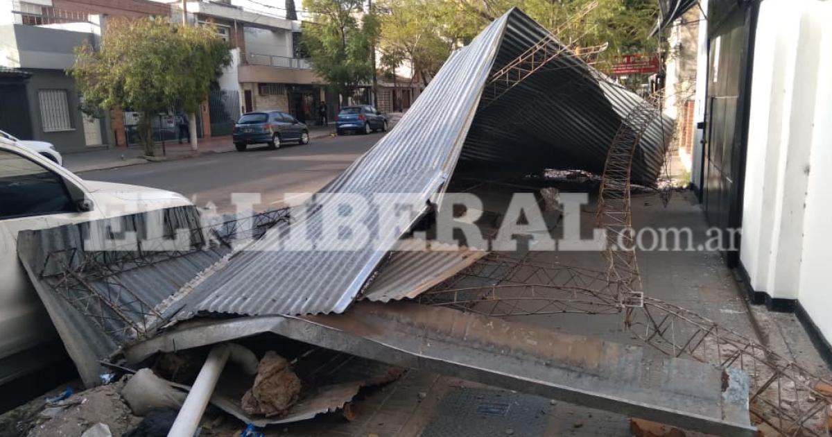 Terrible susto- las intensas raacutefagas de viento provocan la caiacuteda de un tinglado en Av Alsina
